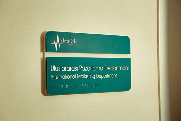 pleksi-kapi-panosu-hastane-ic-mekan-yonlendirme-tabelasi-ozel-tasarim